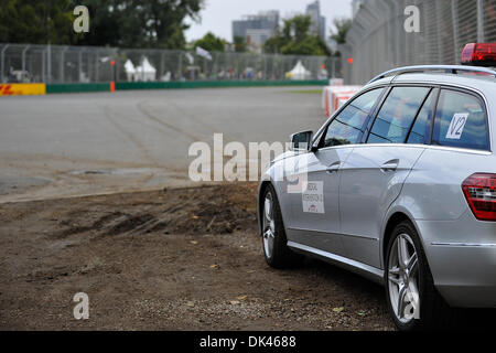 Mar 25, 2011 - Melbourne, Victoria, Australia - medical car al giro 4 attende in preparazione durante la sessione di pratica uno dei 2011 Formula Uno Australian Grand Prix sul circuito dell'Albert Park di Melbourne, Australia. (Credito Immagine: © Sydney bassa/Southcreek globale/ZUMAPRESS.com) Foto Stock