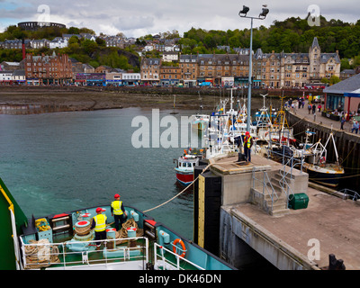 Equipaggio di Caledonian MacBrayne traghetti che viaggiano da Oban harbour a Coll nelle Ebridi Interne in Scozia UK Foto Stock