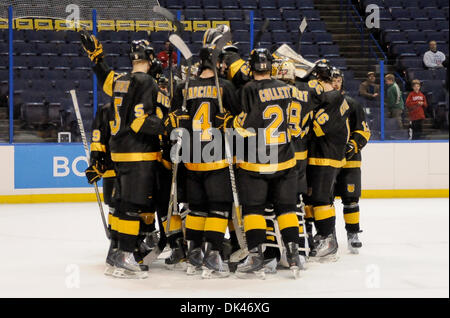 Mar 25, 2011 - Saint Louis, Missouri, Stati Uniti - Durante il 2011 West Regional playoff a Scottrade Center di San Louis, Missouri. Il Colorado College Tigers celebrare dopo il gioco. Colorado College controllato il gioco come hanno sconfitto il Boston College da 8 a 4 per avanzare alla West Regional finali. (Credito Immagine: © Richard Ulreich/Southcreek globale/ZUMApress.com) Foto Stock