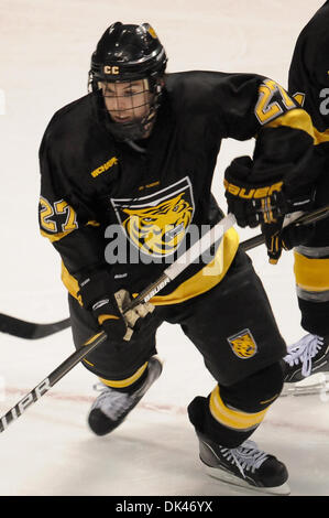 Mar 25, 2011 - Saint Louis, Missouri, Stati Uniti - Durante il 2011 West Regional playoff a Scottrade Center di San Louis, Missouri. Colorado defenceman patch Alber. Colorado College controllato il gioco come hanno sconfitto il Boston College da 8 a 4 per avanzare alla West Regional finali. (Credito Immagine: © Richard Ulreich/Southcreek globale/ZUMApress.com) Foto Stock