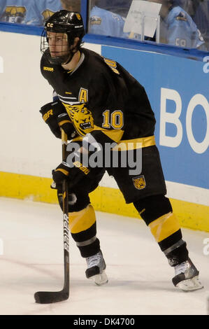 Mar 25, 2011 - Saint Louis, Missouri, Stati Uniti - Durante il 2011 West Regional playoff a Scottrade Center di San Louis, Missouri. Colorado defenceman Gabe Guentzel (10). Colorado College controllato il gioco come hanno sconfitto il Boston College da 8 a 4 per avanzare alla West Regional finali. (Credito Immagine: © Richard Ulreich/Southcreek globale/ZUMApress.com) Foto Stock