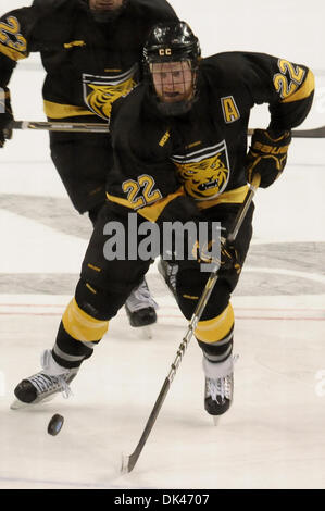 Mar 25, 2011 - Saint Louis, Missouri, Stati Uniti - Durante il 2011 West Regional playoff a Scottrade Center di San Louis, Missouri. Centro di Colorado Nick Dineen (22) porta il disco su ghiaccio. Colorado College controllato il gioco come hanno sconfitto il Boston College da 8 a 4 per avanzare alla West Regional finali. (Credito Immagine: © Richard Ulreich/Southcreek globale/ZUMApress.com) Foto Stock