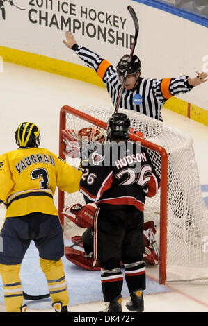 Mar 25, 2011 - Saint Louis, Missouri, Stati Uniti - Durante il 2011 West Regional playoff a Scottrade Center di San Louis, MO. L'arbitro onde originariamente fuori ciò che poi sarebbe stata riesaminata e determinata essere il gioco goal vincente. Michigan sconfitto Nebraska 3 a 2 con un obiettivo di lavoro straordinario che ha dovuto essere determinato tramite un video review per avanzare alla West Regional finali. (Credito Ima Foto Stock