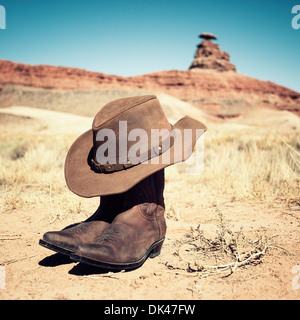 Stivali e cappello nella parte anteriore del famoso Mexican Hat, STATI UNITI D'AMERICA Foto Stock