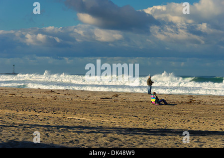 Due persone godendo la mattina presto su Mission Beach dopo una tempesta di compensazione. San Diego, California, Stati Uniti. Foto Stock