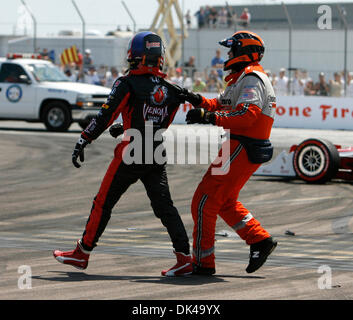 27 mar 2011 - San Pietroburgo, FL - BRUCE MOYER / volte.SP 336223 MOYE GRAN PREMIO 02.Caption: (3/27/11)(SAN Petersburg, FL).Un ufficiale di sicurezza cerca di fermare Marco Andretti di attraversare la via a seguito di un giro uno, girare un incidente. Andretti auto ribaltata e ha dovuto essere ribaltati dal safetry equipaggi. Andretti attraversata la via ai box durante la Honda Grand Prix di San Petersbur Foto Stock