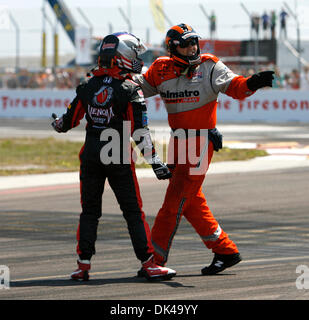 27 mar 2011 - San Pietroburgo, FL - BRUCE MOYER / volte.SP 336223 MOYE GRAN PREMIO 03.Caption: (3/27/11)(SAN Petersburg, FL).Un ufficiale di sicurezza cerca di fermare Marco Andretti di attraversare la via a seguito di un giro uno, girare un incidente. Andretti auto ribaltata e ha dovuto essere ribaltati dal safetry equipaggi. Andretti attraversata la via ai box durante la Honda Grand Prix di San Petersbur Foto Stock