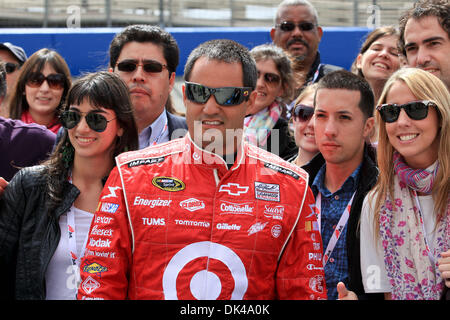 27 mar 2011 - Fontana, in California, Stati Uniti - Juan Montoya (42) pone con ventole a Club Auto 400 nella Fontana, in California (credito Immagine: © Josh Cappella/Southcreek globale/ZUMAPRESS.com) Foto Stock