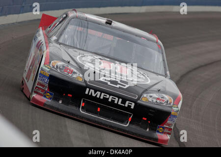 27 mar 2011 - Fontana, in California, Stati Uniti - Kevin Harvick (29) le gare per una vittoria al Club Auto 400 nella Fontana, in California (credito Immagine: © Josh Cappella/Southcreek globale/ZUMAPRESS.com) Foto Stock