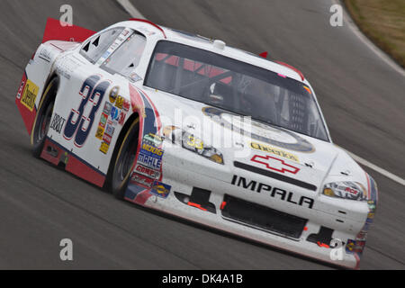 27 mar 2011 - Fontana, in California, Stati Uniti - Clint Bowyer (33) finito settimo assoluto alla Club Auto 400 nella Fontana, in California (credito Immagine: © Josh Cappella/Southcreek globale/ZUMAPRESS.com) Foto Stock