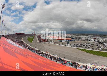 27 mar 2011 - Fontana, in California, Stati Uniti - Una vista della Auto Club Speedway durante la NASCAR Sprint Cup Series Auto Club 400. (Credito Immagine: © Brandon Parry/Southcreek globale/ZUMAPRESS.com) Foto Stock