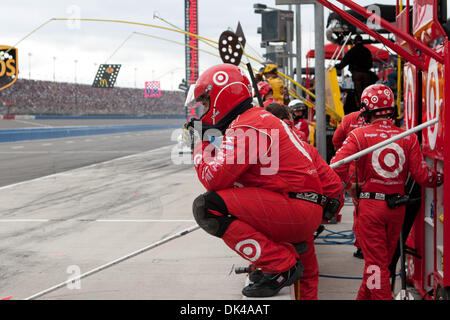 27 mar 2011 - Fontana, in California, Stati Uniti - Un membro della #42 Target Chevrolet attende pazientemente durante la NASCAR Sprint Cup Series Auto Club 400 presso Auto Club Speedway. (Credito Immagine: © Brandon Parry/Southcreek globale/ZUMAPRESS.com) Foto Stock