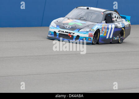 27 mar 2011 - Fontana, in California, Stati Uniti - Denny Hamlin driver della #11 FedEx Toyota durante la NASCAR Sprint Cup Series Auto Club 400 presso Auto Club Speedway. Hamlin è andato a finire nel trentanovesimo posto. (Credito Immagine: © Brandon Parry/Southcreek globale/ZUMAPRESS.com) Foto Stock