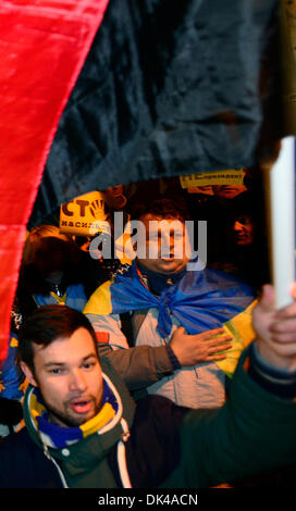 Praga, Repubblica Ceca. 2° dic, 2013. Circa un centinaio di persone si è riunito al di fuori dell'ambasciata ucraina a Praga Repubblica Ceca, stasera su Dicembre 2nd, 2013, per esprimere sostegno ai manifestanti contro il presidente ucraino Viktor Yanukovych e hanno chiamato sull'Ambasciatore ucraino Borys Zaychuk a condannare la violenza nei confronti dei dimostranti a Kiev e a rassegnare le dimissioni. Credito: Roman Vondrous/ CTK foto/Alamy Live News Foto Stock