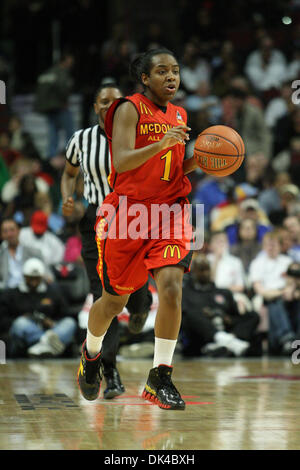 Mar 30, 2011 - Chicago, Illinois, Stati Uniti - Ariel Massengale (1) dell'Est team durante il McDonald tutte americane di alta scuola ragazze Gioco di basket. Oriente Occidente sconfitto 78-66 presso la United Center di Chicago, IL. (Credito Immagine: © Chris Proctor Southcreek/Global/ZUMAPRESS.com) Foto Stock