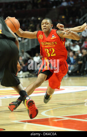 Mar 30, 2011 - Chicago, Illinois, Stati Uniti - Brad Beal (32) dell'Est team durante il McDonald tutti American High School Boys Gioco di basket. Oriente Occidente sconfitto 111-96 presso la United Center di Chicago, IL. (Credito Immagine: © Chris Proctor Southcreek/Global/ZUMAPRESS.com) Foto Stock