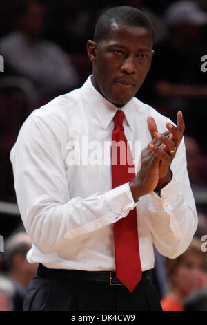 Mar 31, 2011 - New York New York, Stati Uniti - Alabama Crimson Tide head coach Anthony accordare sulla sideslines contro la Wichita State Shockers nel primo semestre durante il National Invitational Tournament partita di campionato al Madison Square Garden di New York. (Credito Immagine: © Debby Wong/Southcreek globale/ZUMAPRESS.com) Foto Stock