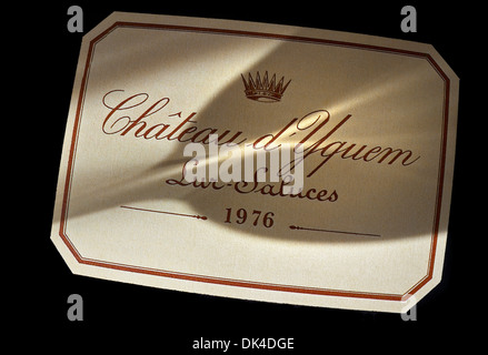 Chateau d'Yquem ombra di un bicchiere di degustazione di vino che cade su etichetta di Chateau d'Yquem sur Saluces Sauternes vino bianco francese Bordeaux 1976 Foto Stock