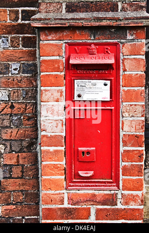 Victorian letter box in un muro di mattoni, Marlow, mostrando il cipher VR per il regno della regina Victoria Foto Stock