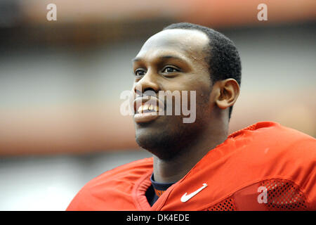 Aprile 2, 2011 - Syracuse, New York, Stati Uniti d'America - Siracusa Orange difensivo fine Chandler Jones (99) è tutto sorrisi come egli cammina sul campo per la pratica di primavera al Carrier Dome in Syracuse, New York. (Credito Immagine: © Michael Johnson/Southcreek globale/ZUMAPRESS.com) Foto Stock