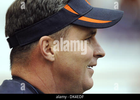 Aprile 2, 2011 - Syracuse, New York, Stati Uniti d'America - Siracusa Orange head coach Doug Marrone guarda il suo team warm-up durante una molla pratica presso il Carrier Dome in Syracuse, New York. (Credito Immagine: © Michael Johnson/Southcreek globale/ZUMAPRESS.com) Foto Stock