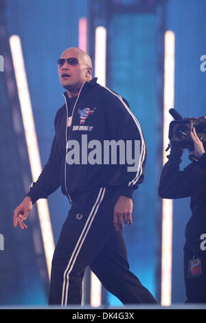 03 apr 2011 - Atlanta, Georgia, Stati Uniti - Ex superstar WWE e attore, Dwayne Johnson alias 'rock' servita come host di Wrestlemania 27 in Atlanta, GA. (Credito Immagine: © Matt Roberts/ZUMAPRESS.com) Foto Stock