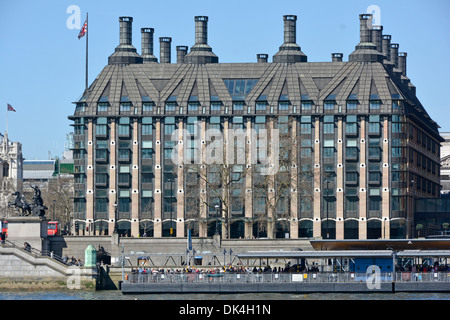 Moderno Portcullis House Palace of Westminster MPs ufficio per i membri del Parlamento britannico accanto al fiume Tamigi e Westminster Pier Londra Regno Unito Foto Stock