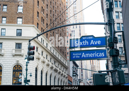 NEW YORK, USA - Novembre 23: Sesta Avenue e Avenue of the Americas indicazioni stradali. Novembre 23, 2013 a New York. Foto Stock