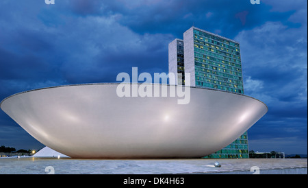 Il Brasile, Brasilia: vista notturna del Congresso Nazionale di Oscar Niemeyer Foto Stock