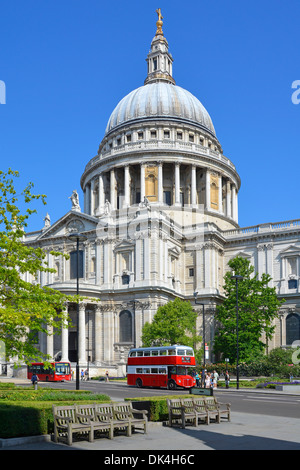 St Pauls Cathedral e routemaster originale double decker bus sul numero 15 percorso del patrimonio (vedere Alamy DK4aveva per bus solo) Foto Stock