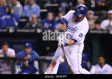 Aprile 5, 2011 - Kansas City, Missouri, Stati Uniti - Kansas City Royals center fielder Melky Cabrera (53) fa contatto nell'ottavo inning martedì durante la partita di baseball, tra il Kansas City Royals e il Chicago Whitesox presso Kauffman Stadium di Kansas City, Missouri. Il Royals ha sconfitto il Whitesox 7-6 in 12 inning. (Credito Immagine: © James Allison/Southcreek globale/ZUMAPRESS.com) Foto Stock