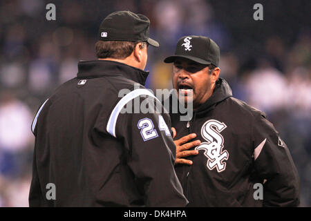 Aprile 5, 2011 - Kansas City, Missouri, Stati Uniti - Chicago White Sox manager Ozzie Guillen (13) sostiene un chiamato fuori a thirdbase nella parte superiore del dodicesimo inning martedì durante la partita di baseball, tra il Kansas City Royals e il Chicago Whitesox presso Kauffman Stadium di Kansas City, Missouri. Il Royals ha sconfitto il Whitesox 7-6 in 12 inning. (Credito Immagine: © James Allison/Southcreek Glob Foto Stock