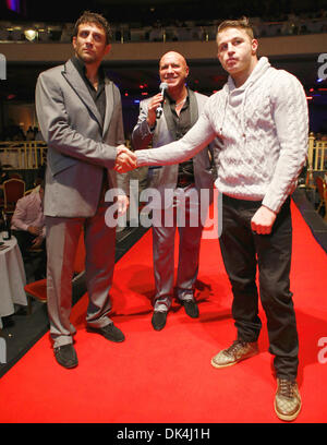 Londra, Regno Unito. 30 Novembre, 2013. Dave O'Donnell promotore UCMMA testimoniano la stretta di mano tra Alex Reid (sinistra) e Tony Giles (a destra) per UCMMA 38 che si terrà il 1 febbraio 2014 durante UCMMA 37 dal Troxy Theatre London © Azione Sport Plus/Alamy Live News Foto Stock