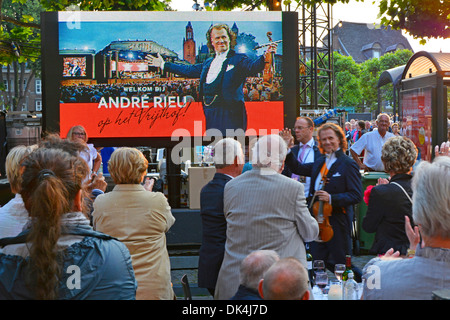 Città di Maastricht Piazza Vrijthof André Rieu inizia il suo concerto musicale passando la sua immagine televisiva e una piccola parte del suo pubblico tutto esaurito ai posti del ristorante Foto Stock