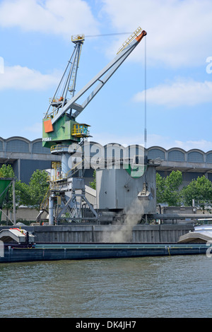 Parte delle opere di cemento olandese Enci accanto al fiume Mosa alla periferia di Maastricht parte del gruppo tedesco Heidelberg Cement business Limburg EU Foto Stock