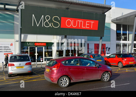 L'automobilista del centro commerciale Junction Retail Park cerca un parcheggio gratuito fuori dal M&S Outlet Store, una delle molte attività commerciali di Thurrock Essex Inghilterra, Regno Unito Foto Stock