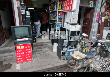 Computer di piccole dimensioni e negozio di elettronica e di servizio nella Città Vecchia (Nanshi), Shanghai, Cina Foto Stock