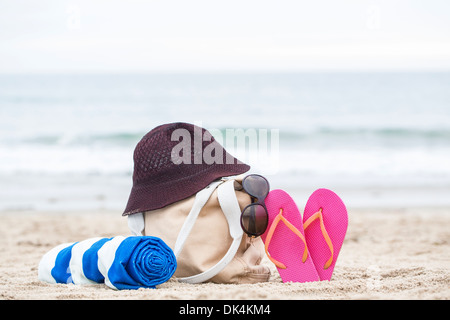 Ingranaggio di spiaggia in cima alla sabbia Foto Stock