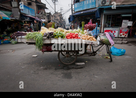 Bike carrello con le verdure sul mercato alimentare nella Città Vecchia (Nanshi), Shanghai, Cina Foto Stock