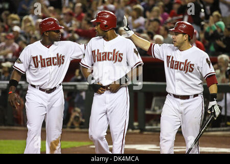 Aprile 8, 2011 - Phoenix, Arizona, Stati Uniti - Arizona Diamondbacks Justin Upton (10), Chris giovani (24) e Miguel Montero (26) celebrare il punteggio dopo tre corse nel 13-2 vittoria su i Cincinnati Reds al Chase Field. (Credito Immagine: © Chris Pondy/Southcreek globale/ZUMAPRESS.com) Foto Stock