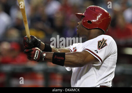 Aprile 8, 2011 - Phoenix, Arizona, Stati Uniti - Arizona Diamondbacks outfielder Justin Upton (10) oscilla con un passo durante una partita contro i Cincinnati Reds al Chase Field. Il Diamondbacks sconfitto i rossi 13-2. (Credito Immagine: © Chris Pondy/Southcreek globale/ZUMAPRESS.com) Foto Stock