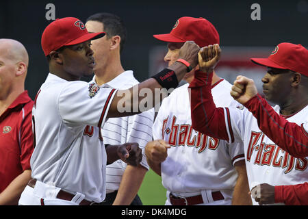 Aprile 8, 2011 - Phoenix, Arizona, Stati Uniti - Arizona Diamondbacks' outfielder Justin Upton (10) saluta i suoi compagni di squadra durante la loro casa opener contro i Cincinnati Reds. Il Diamondbacks sconfitto i rossi 13-2 nella prima delle tre serie di gioco al Chase Field. (Credito Immagine: © Chris Pondy/Southcreek globale/ZUMAPRESS.com) Foto Stock