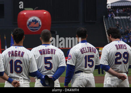Aprile 8, 2011 - Corona, New York, Stati Uniti - New York Mets center fielder Angelo pagano (16), New York Mets terzo baseman David Wright (5), New York Mets center fielder Carlos Beltran (15), e New York Mets primo baseman Ike Davis (29) a cerimonie pregame contro i cittadini di Washington al Citi Field in corona, NY. Washington cittadini sconfiggere i New York Mets 6-2. Lo stadio in pausa f Foto Stock