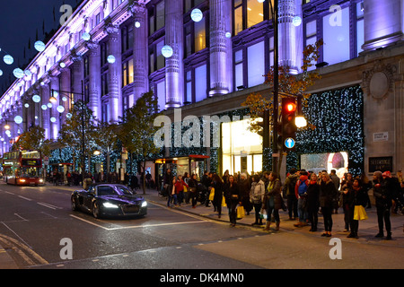 Gli amanti dello shopping e luminarie di Natale a Selfridges department store Foto Stock