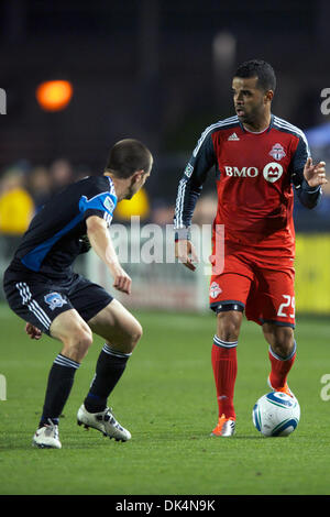 Aprile 9, 2011 - Santa Clara, California, Stati Uniti - San Jose terremoti centrocampista Sam Cronin (4) difende Toronto FC avanti Maicon Santos (29) durante il match di MLS tra il San Jose terremoti e Toronto FC a Buck Shaw Stadium di Santa Clara, CA. Le squadre legato 1-1. (Credito Immagine: © Matt Cohen/Southcreek globale/ZUMAPRESS.com) Foto Stock