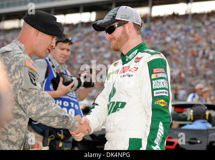 Aprile 9, 2011 - Fort Worth, Texas, Stati Uniti - Sprint Cup Series driver Dale Earnhardt Jr (88) stringe la mano con un esercito americano soldato prima della esecuzione della Samsung Mobile 500 NASCAR gara al Texas Motor Speedway di Fort Worth, Texas. (Credito Immagine: © Jerome Miron/Southcreek globale/ZUMAPRESS.com) Foto Stock