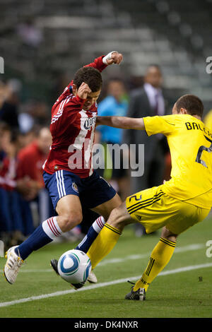 Aprile 9, 2011 - Carson, California, Stati Uniti - Chivas USA AVANTI Alejandro Moreno #15 (L) e Columbus Crew defender ricca Balchan #2 (R) in azione durante il Major League Soccer Game tra Columbus Crew e Chivas USA al Home Depot Center. Chivas USA e il Columbus Crew è andato a disegnare con il punteggio di 0-0. (Credito Immagine: © Brandon Parry/Southcreek globale/ZUMAPRESS.com) Foto Stock