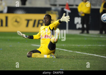 Aprile 9, 2011 - Chester, Pennsylvania, Stati Uniti - New York Red Bulls portiere Bouna Coundoul (18) consente ai giochi solo obiettivo. La Filadelfia unione sconfigge il New York Red Bulls 1-0, in un gioco che viene giocato in PPL Park di Chester, Pennsylvania (credito Immagine: © Mike McAtee/Southcreek globale/ZUMAPRESS.com) Foto Stock