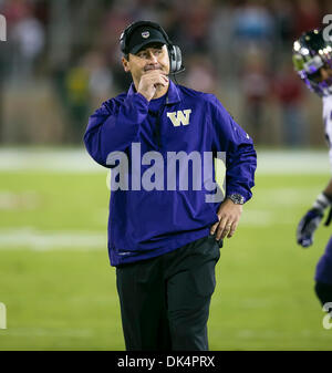 Dicembre 2, 2013 - USC ha ingaggiato Steve Sarkisian come il loro nuovo allenatore. Sarkisian è un ex assistente di USC. Nella foto: 5 Ottobre 2013 - Palo Alto, California, Stati Uniti - Washington Huskies capo allenatore Steve SARKISIAN durante il NCAA Football gioco tra la Stanford il cardinale e la Washington Huskies presso la Stanford Stadium. Stanford sconfitto Washington 31-28. Foto Stock