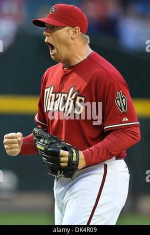 Apr. 10, 2011 - Phoenix, Arizona, Stati Uniti - Arizona Diamondbacks' più vicino J.J. Putz (40) reagisce dopo ottenendo la finale contro Cincinnati. Il Diamondbacks sconfitto i rossi 10-8 e ha preso due dei tre giochi della serie al Chase Field. (Credito Immagine: © Chris Pondy/Southcreek globale/ZUMAPRESS.com) Foto Stock